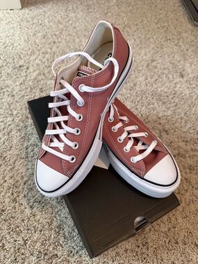 Converse Low Top Platform Sneakers in Rose
